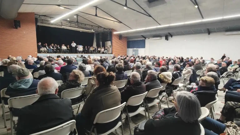 Romain Lopez présentant sa liste lors d’une réunion publique à la salle Confluences de Moissac avant les élections municipales