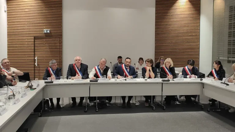 Romain Lopez entouré de ses adjoints fraîchement élus lors du conseil municipal d’installation à Moissac en 2026