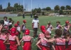 Moissac. L’Académie du Stade Toulousain débarque pour trois jours de stage avec les jeunes rugbymen Stage rugby Académie Stade Émile Ntamack entouré de jeunes rugbymen lors d’un stage de l’Académie du Stade Toulousain