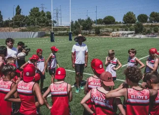 Moissac. L’Académie du Stade Toulousain débarque pour trois jours de stage avec les jeunes rugbymen Stage rugby Académie Stade Émile Ntamack entouré de jeunes rugbymen lors d’un stage de l’Académie du Stade Toulousain