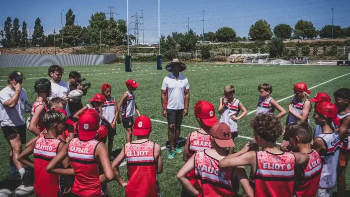 Stage de l’Académie du Stade Toulousain à Moissac Stage rugby Académie Stade Émile Ntamack entouré de jeunes rugbymen lors d’un stage de l’Académie du Stade Toulousain