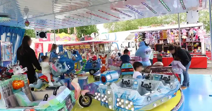 manèges et stands de la fête foraine de la Saint-Alpinien à Castelsarrasin en avril 2026