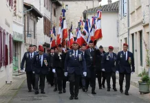 Montpezat-de-Quercy. À 14 ans, ils apprennent à porter le drapeau jeunes porte drapeau monument aux morts Montpezat formation Tarn-et-Garonne cérémonie