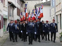 Montpezat-de-Quercy. À 14 ans, ils apprennent à porter le drapeau jeunes porte drapeau monument aux morts Montpezat formation Tarn-et-Garonne cérémonie