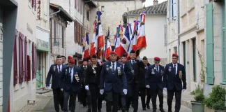 Montpezat-de-Quercy. À 14 ans, ils apprennent à porter le drapeau jeunes porte drapeau monument aux morts Montpezat formation Tarn-et-Garonne cérémonie