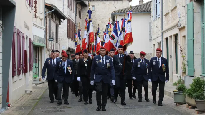 jeunes porte drapeau monument aux morts Montpezat formation Tarn-et-Garonne cérémonie