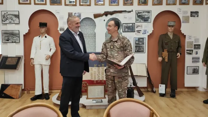 Signature du partenariat entre le lycée Jean-Baylet et le 31e régiment du génie signature partenariat lycee jean baylet 31e regiment genie castelsarrasin