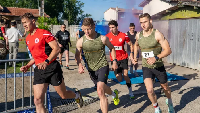 Des participants en binôme lors de la première édition de l’Auro’X du 31ᵉ RG au stade Alary de Castelsarrasin.