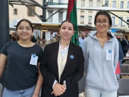À Moissac, 18 jeunes mobilisés sur le marché pour le Bleuet de France Jeunes volontaires collectant des dons pour le Bleuet de France sur le marché de Moissac