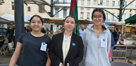 À Moissac, 18 jeunes mobilisés sur le marché pour le Bleuet de France Jeunes volontaires collectant des dons pour le Bleuet de France sur le marché de Moissac