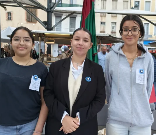 À Moissac, 18 jeunes mobilisés sur le marché pour le Bleuet de France Jeunes volontaires collectant des dons pour le Bleuet de France sur le marché de Moissac
