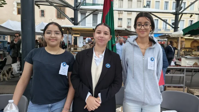 Jeunes volontaires collectant des dons pour le Bleuet de France sur le marché de Moissac