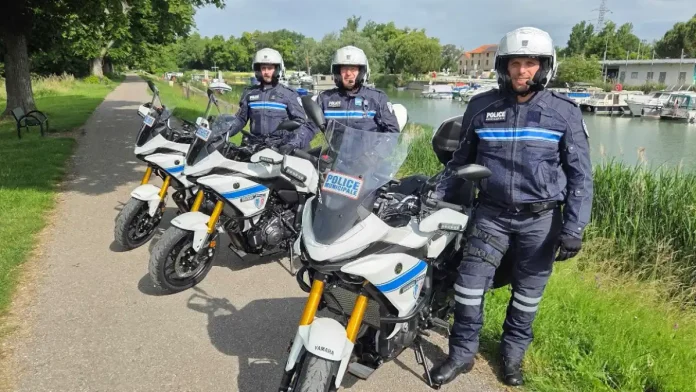 Les agents de la nouvelle brigade moto de la police municipale de Montauban avec leurs véhicules