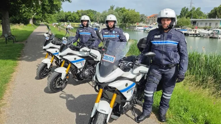 Les agents de la nouvelle brigade moto de la police municipale de Montauban avec leurs véhicules