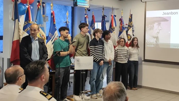 Élèves du lycée Antoine-Bourdelle devant les drapeaux lors de la cérémonie des 400 ans de la Marine nationale à Montauban