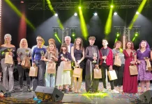 Moissac. Les Voix d’Or de l’Occitanie changent d’échelle au Hall de Paris Les lauréats des Voix d’Or de l’Occitanie 2026 réunis sur scène au Hall de Paris de Moissac