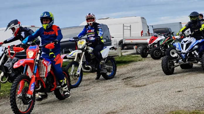 Les participants en quad et enduro se rendent sur la ligne de départ de la Montesquivienne à Montesquieu