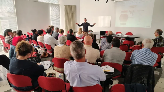 Formation des élus aux risques majeurs autour de Golfech Élus et agents territoriaux participant à une formation sur les Plans Communaux de Sauvegarde organisée par la CLI de Golfech