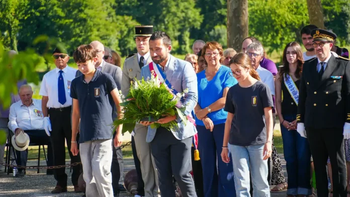 Cinq élèves de la classe Défense du collège Sainte-Famille participent à la cérémonie commémorative de l'Appel du 18 juin à Moissac.