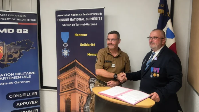 Les représentants de l'ANMONM 82 et de la Délégation militaire départementale signent une convention destinée à renforcer les actions menées auprès de la jeunesse en Tarn-et-Garonne.