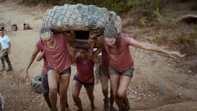 Des participants franchissent un obstacle lors du cross du sapeur parachutiste.