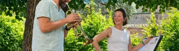 Des élèves et musiciens essayent la trompette T.O.M.A. d'Ibrahim Maalouf lors d'une rencontre organisée à la médiathèque de Moissac.