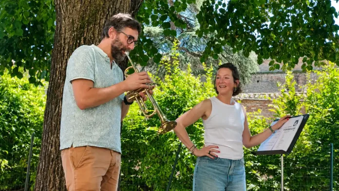Des élèves et musiciens essayent la trompette T.O.M.A. d'Ibrahim Maalouf lors d'une rencontre organisée à la médiathèque de Moissac.