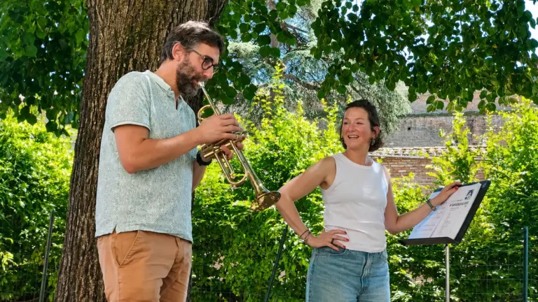Des élèves et musiciens essayent la trompette T.O.M.A. d'Ibrahim Maalouf lors d'une rencontre organisée à la médiathèque de Moissac.