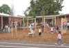 Fortes chaleurs : à Montauban, les écoles restent ouvertes mais les familles auront le choix Des enfants dans une cour d'école ombragée lors d'un épisode de fortes chaleurs à Montauban.