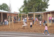 Fortes chaleurs : à Montauban, les écoles restent ouvertes mais les familles auront le choix Des enfants dans une cour d'école ombragée lors d'un épisode de fortes chaleurs à Montauban.