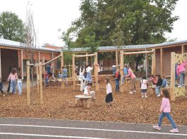Montauban prolonge ses mesures dans les écoles jusqu’au 26 juin Des enfants dans une cour d'école ombragée lors d'un épisode de fortes chaleurs à Montauban.