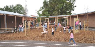 Fortes chaleurs : à Montauban, les écoles restent ouvertes mais les familles auront le choix Des enfants dans une cour d'école ombragée lors d'un épisode de fortes chaleurs à Montauban.