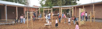Des enfants dans une cour d'école ombragée lors d'un épisode de fortes chaleurs à Montauban.