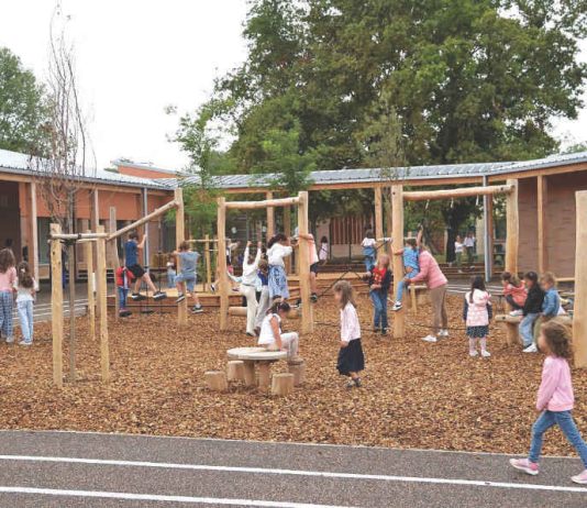 Montauban prolonge ses mesures dans les écoles jusqu’au 26 juin Des enfants dans une cour d'école ombragée lors d'un épisode de fortes chaleurs à Montauban.