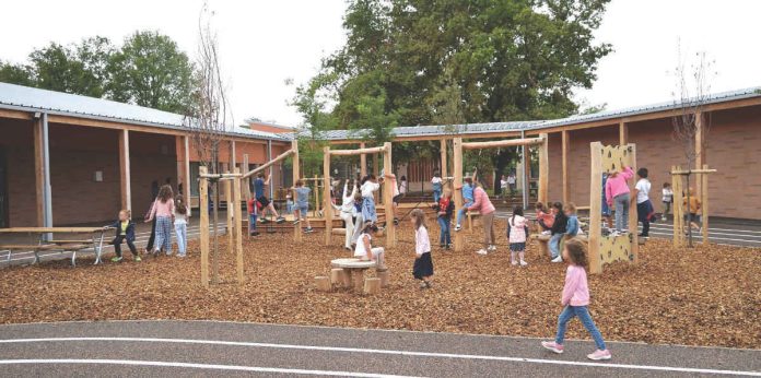 Les écoles de Montauban s'adaptent aux fortes chaleurs Des enfants dans une cour d'école ombragée lors d'un épisode de fortes chaleurs à Montauban.
