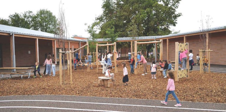 Des enfants dans une cour d'école ombragée lors d'un épisode de fortes chaleurs à Montauban.