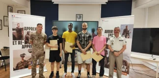 À Montauban, quatre jeunes choisissent de servir la France Signature d'engagement de quatre jeunes recrues au CIRFA de Montauban