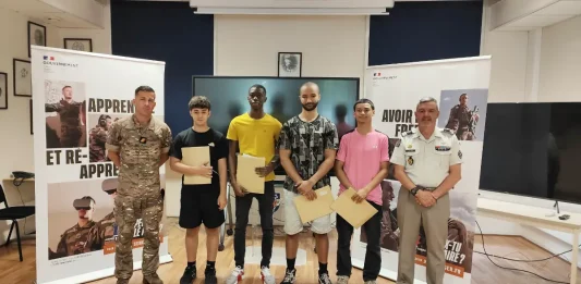 À Montauban, quatre jeunes choisissent de servir la France Signature d'engagement de quatre jeunes recrues au CIRFA de Montauban