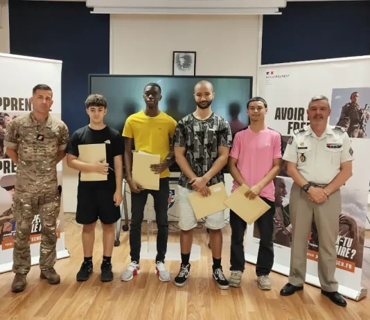À Montauban, quatre jeunes choisissent de servir la France Signature d'engagement de quatre jeunes recrues au CIRFA de Montauban