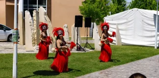 Pendant deux jours, Castelsarrasin va prendre l’accent des îles du Pacifique Affiche du festival Polynés'Îles organisé à Castelsarrasin les 13 et 14 juin 2026