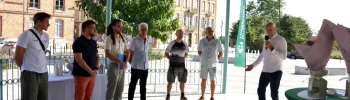 Des participants au challenge Mai à vélo reçoivent leurs récompenses sous le kiosque des allées Mortarieu à Montauban.