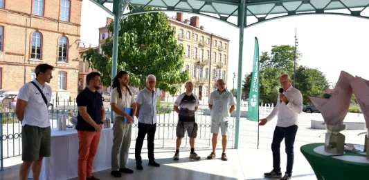 Montauban. Le challenge Mai à vélo rassemble 290 participants Des participants au challenge Mai à vélo reçoivent leurs récompenses sous le kiosque des allées Mortarieu à Montauban.