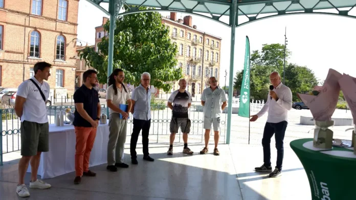 Des participants au challenge Mai à vélo reçoivent leurs récompenses sous le kiosque des allées Mortarieu à Montauban.