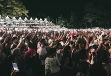 Montauban en Scènes : la dernière soirée annulée en raison des orages Scène de concert en plein air à Montauban avant l'annulation de la dernière soirée du festival en raison des orages.