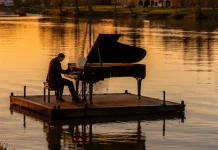 Moissac. Un piano flottera sur le Tarn pour la Fête de la musique Un piano installé sur une embarcation naviguant sur le Tarn lors d'un concert à Moissac.