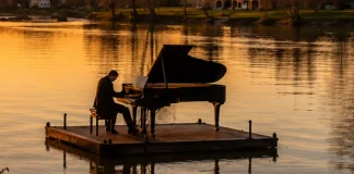 Moissac. Un piano flottera sur le Tarn pour la Fête de la musique Un piano installé sur une embarcation naviguant sur le Tarn lors d'un concert à Moissac.