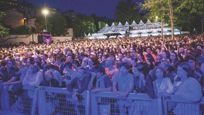 Des festivaliers profitent d'une soirée électro en plein air au Jardin des Plantes de Montauban.