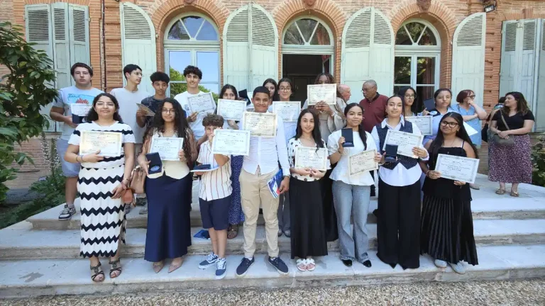 Dix-huit jeunes de Moissac récompensés à la préfecture de Tarn-et-Garonne pour leur travail sur la Résistance et l'engagement citoyen.