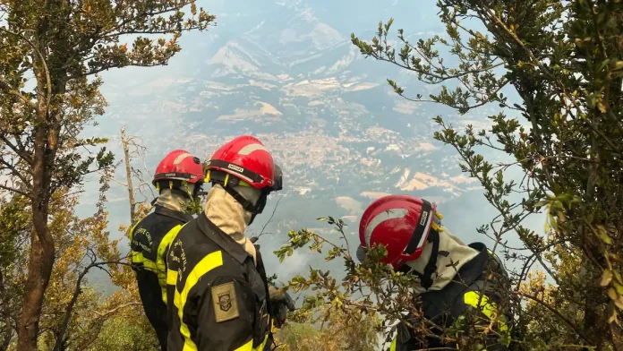 Les militaires du 17e RGP engagés dans la lutte contre les feux de forêt Des sapeurs-parachutistes du 17e RGP de Montauban engagés dans une mission de lutte contre les feux de forêt.
