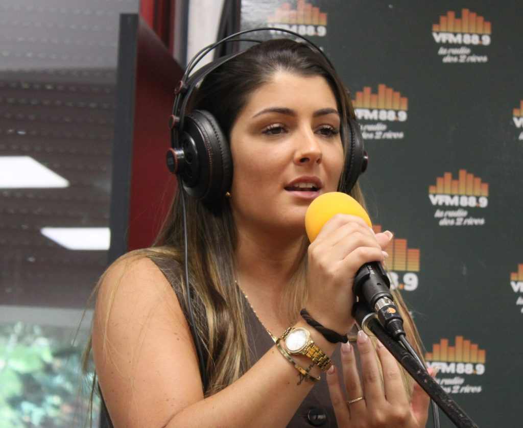 La chanteuse Océane Pecharman : une note de fraîcheur avant les vacances… 1 IMG 9525 JDJ